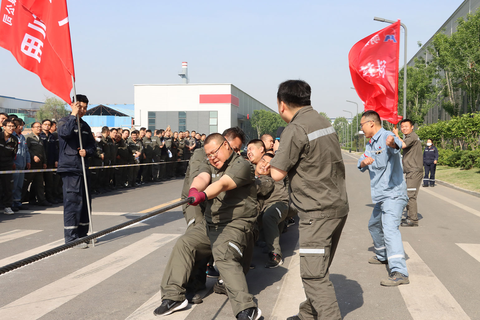 庆五一员工活动会：拔河角逐